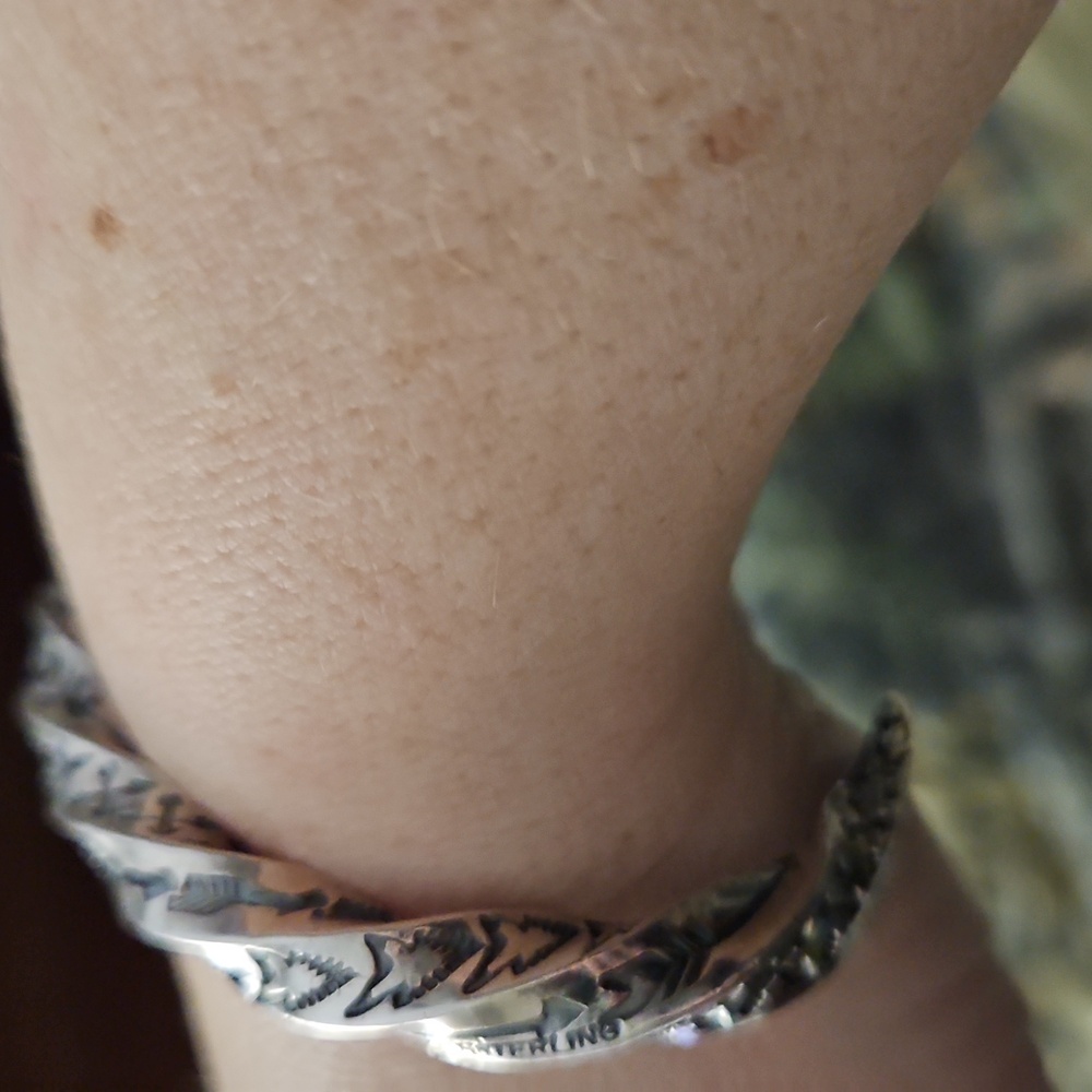 SUNSHINE REEVES Twisted Stamped Sterling Silver Arrow Cuff - Picture 5 of 6